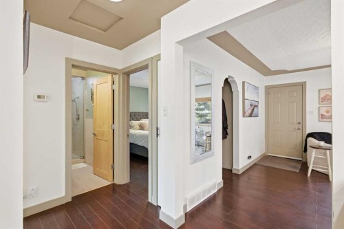 535 30 Avenue Nw, Calgary, AB - Indoor Photo Showing Other Room