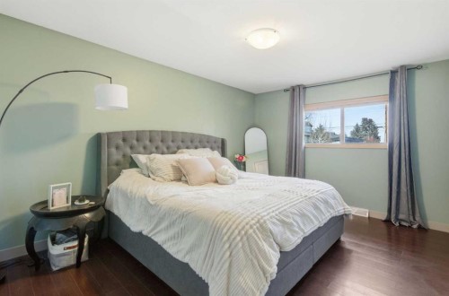 535 30 Avenue Nw, Calgary, AB - Indoor Photo Showing Bedroom