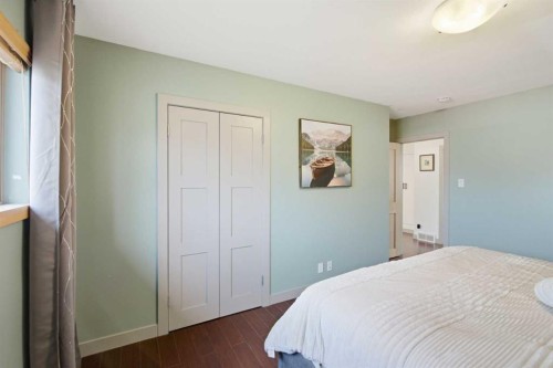 535 30 Avenue Nw, Calgary, AB - Indoor Photo Showing Bedroom