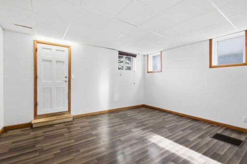 535 30 Avenue Nw, Calgary, AB - Indoor Photo Showing Other Room