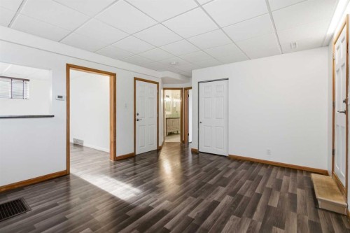 535 30 Avenue Nw, Calgary, AB - Indoor Photo Showing Other Room