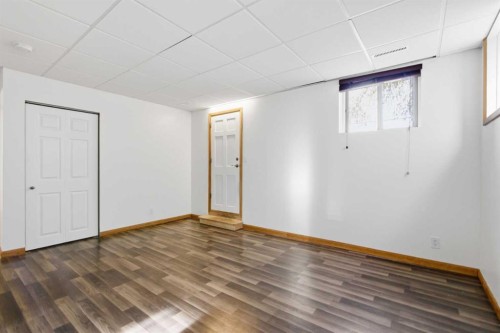 535 30 Avenue Nw, Calgary, AB - Indoor Photo Showing Other Room