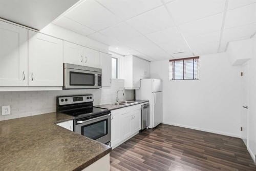 535 30 Avenue Nw, Calgary, AB - Indoor Photo Showing Kitchen With Double Sink
