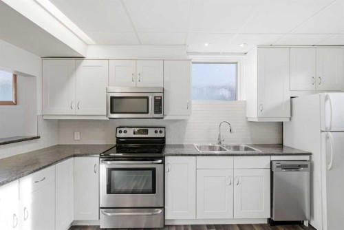535 30 Avenue Nw, Calgary, AB - Indoor Photo Showing Kitchen With Double Sink