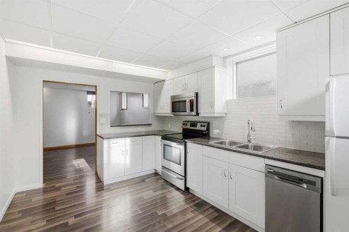 535 30 Avenue Nw, Calgary, AB - Indoor Photo Showing Kitchen With Double Sink