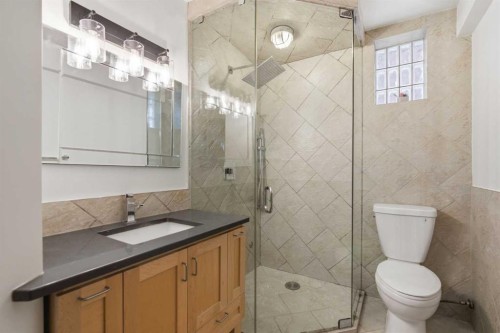 535 30 Avenue Nw, Calgary, AB - Indoor Photo Showing Bathroom