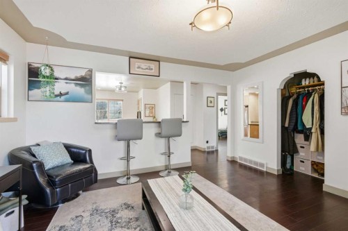 535 30 Avenue Nw, Calgary, AB - Indoor