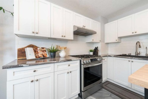 3-41 Hunters Gate, Okotoks, AB - Indoor Photo Showing Kitchen With Upgraded Kitchen