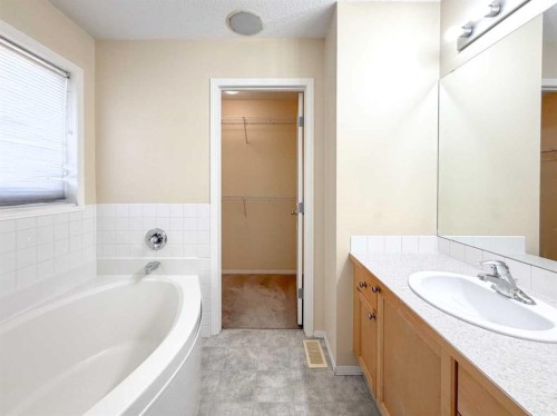 21 Panamount Hill Nw, Calgary, AB - Indoor Photo Showing Bathroom