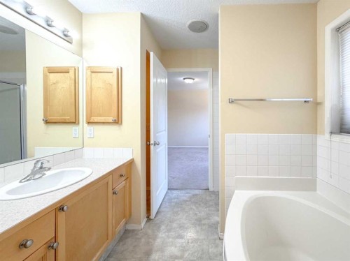 21 Panamount Hill Nw, Calgary, AB - Indoor Photo Showing Bathroom