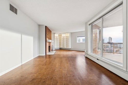 2D-215 2 Street Ne, Calgary, AB - Indoor Photo Showing Other Room