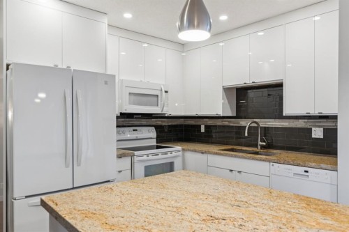 2D-215 2 Street Ne, Calgary, AB - Indoor Photo Showing Kitchen