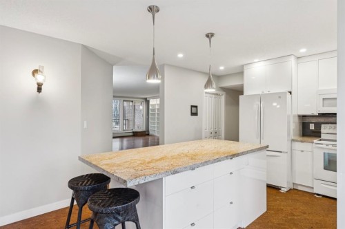 2D-215 2 Street Ne, Calgary, AB - Indoor Photo Showing Kitchen