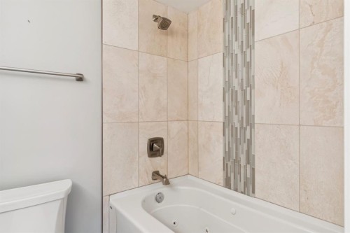2D-215 2 Street Ne, Calgary, AB - Indoor Photo Showing Bathroom