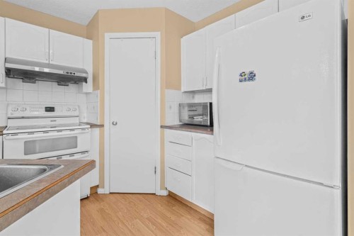265 Fresno Place Ne, Calgary, AB - Indoor Photo Showing Kitchen