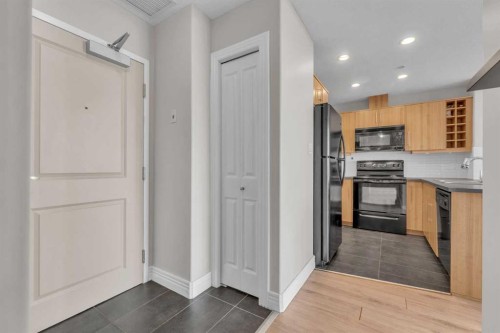 1205-55 Spruce Place Sw, Calgary, AB - Indoor Photo Showing Kitchen