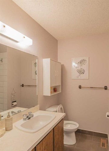 130 27 Avenue Nw, Calgary, AB - Indoor Photo Showing Bathroom
