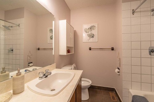 130 27 Avenue Nw, Calgary, AB - Indoor Photo Showing Bathroom