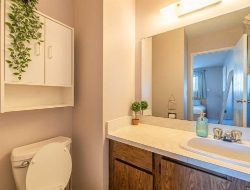 130 27 Avenue Nw, Calgary, AB - Indoor Photo Showing Bathroom
