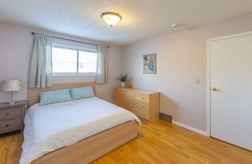 130 27 Avenue Nw, Calgary, AB - Indoor Photo Showing Bedroom