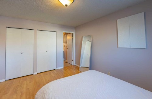 130 27 Avenue Nw, Calgary, AB - Indoor Photo Showing Bedroom