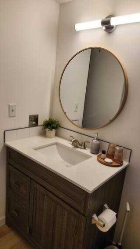130 27 Avenue Nw, Calgary, AB - Indoor Photo Showing Bathroom
