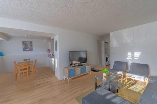 130 27 Avenue Nw, Calgary, AB - Indoor Photo Showing Living Room