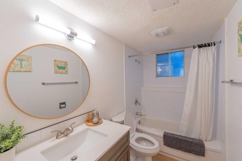 130 27 Avenue Nw, Calgary, AB - Indoor Photo Showing Bathroom