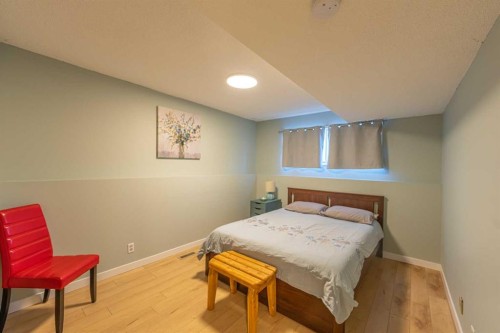 130 27 Avenue Nw, Calgary, AB - Indoor Photo Showing Bedroom