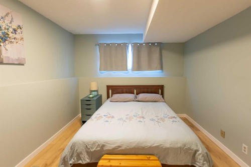 130 27 Avenue Nw, Calgary, AB - Indoor Photo Showing Bedroom