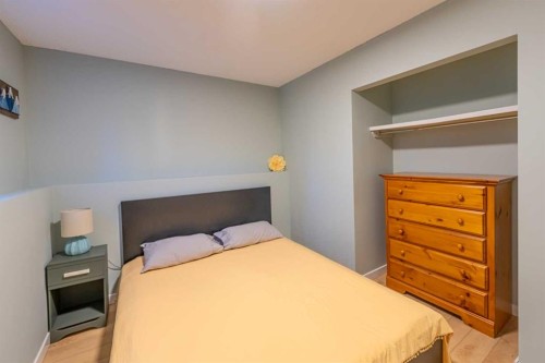 130 27 Avenue Nw, Calgary, AB - Indoor Photo Showing Bedroom