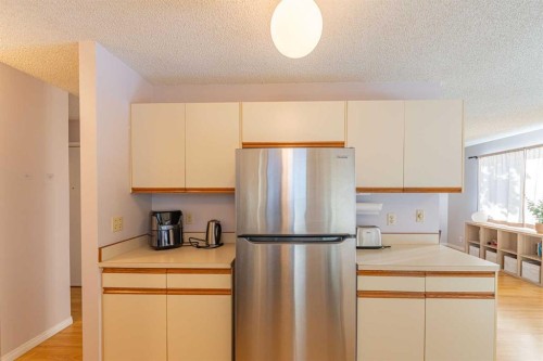 130 27 Avenue Nw, Calgary, AB - Indoor Photo Showing Kitchen