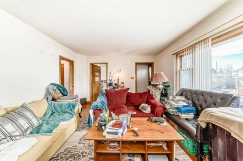 227 31 Avenue Ne, Calgary, AB - Indoor Photo Showing Living Room