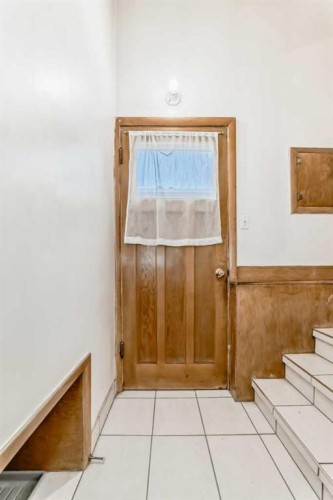 227 31 Avenue Ne, Calgary, AB - Indoor Photo Showing Other Room