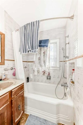 227 31 Avenue Ne, Calgary, AB - Indoor Photo Showing Bathroom