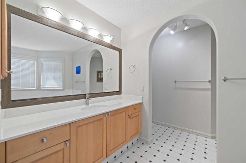 41 Strathridge Crescent Sw, Calgary, AB - Indoor Photo Showing Bathroom