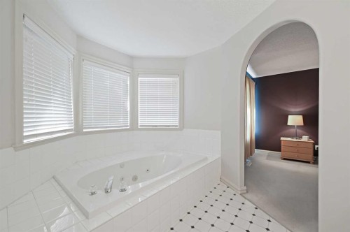 41 Strathridge Crescent Sw, Calgary, AB - Indoor Photo Showing Bathroom