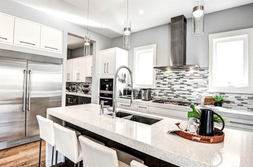 411 9 Street Ne, Calgary, AB - Indoor Photo Showing Kitchen With Double Sink With Upgraded Kitchen