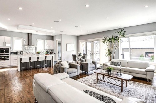 411 9 Street Ne, Calgary, AB - Indoor Photo Showing Living Room