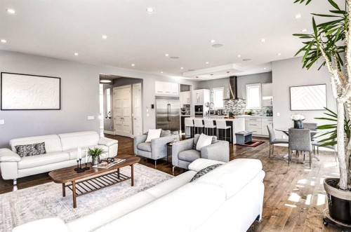 411 9 Street Ne, Calgary, AB - Indoor Photo Showing Living Room