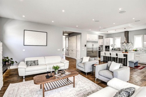 411 9 Street Ne, Calgary, AB - Indoor Photo Showing Living Room