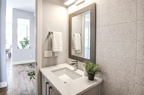 411 9 Street Ne, Calgary, AB - Indoor Photo Showing Bathroom