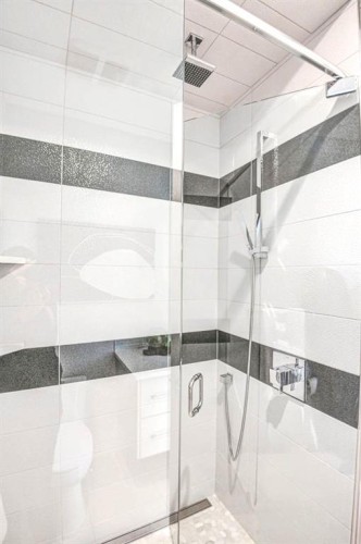 411 9 Street Ne, Calgary, AB - Indoor Photo Showing Bathroom