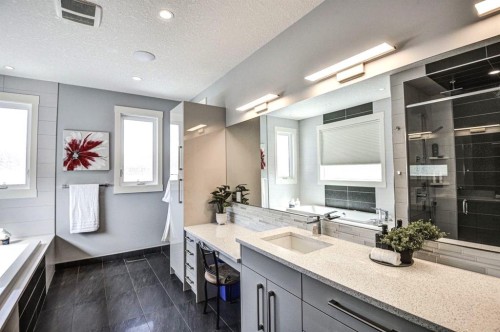 411 9 Street Ne, Calgary, AB - Indoor Photo Showing Bathroom