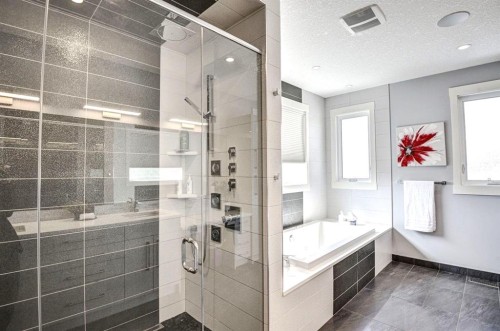 411 9 Street Ne, Calgary, AB - Indoor Photo Showing Bathroom