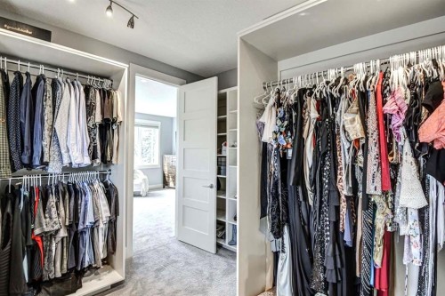 411 9 Street Ne, Calgary, AB - Indoor With Storage