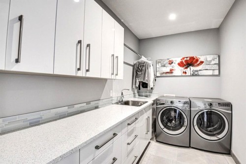 411 9 Street Ne, Calgary, AB - Indoor Photo Showing Laundry Room