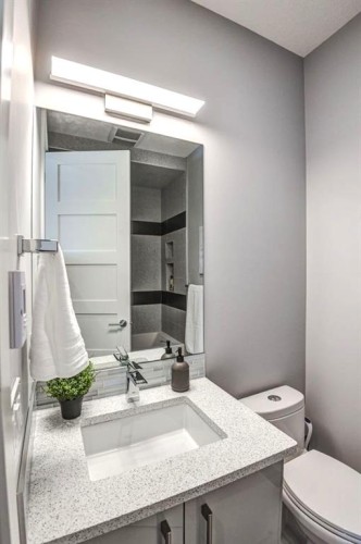 411 9 Street Ne, Calgary, AB - Indoor Photo Showing Bathroom