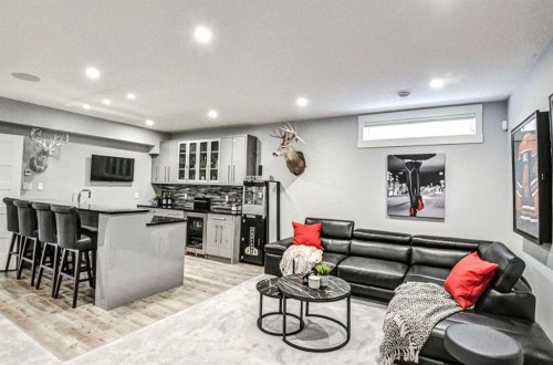 411 9 Street Ne, Calgary, AB - Indoor