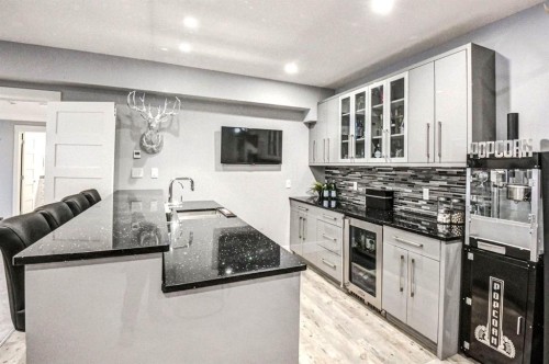 411 9 Street Ne, Calgary, AB - Indoor Photo Showing Kitchen With Upgraded Kitchen